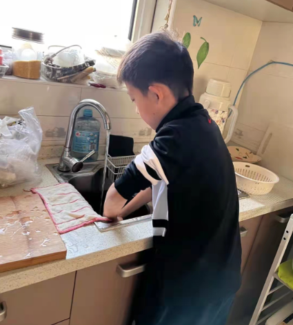 学校引导学生们参加寒假生长举动将体育劳作阅读设为必选内容