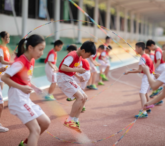 时间足额真实让体育成为学校生活和家校共育的重要组成部分