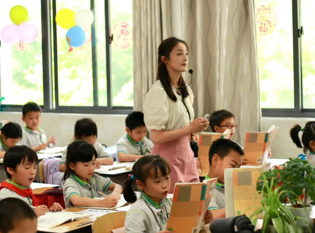 <b>赛道不少学生学以致用研制的智能驱鸟系统落地村庄果园</b>